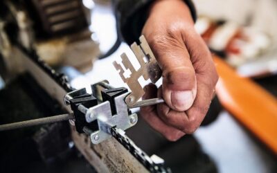 Jak poznat tupý řetěz motorové pily a kdy ho nabrousit?